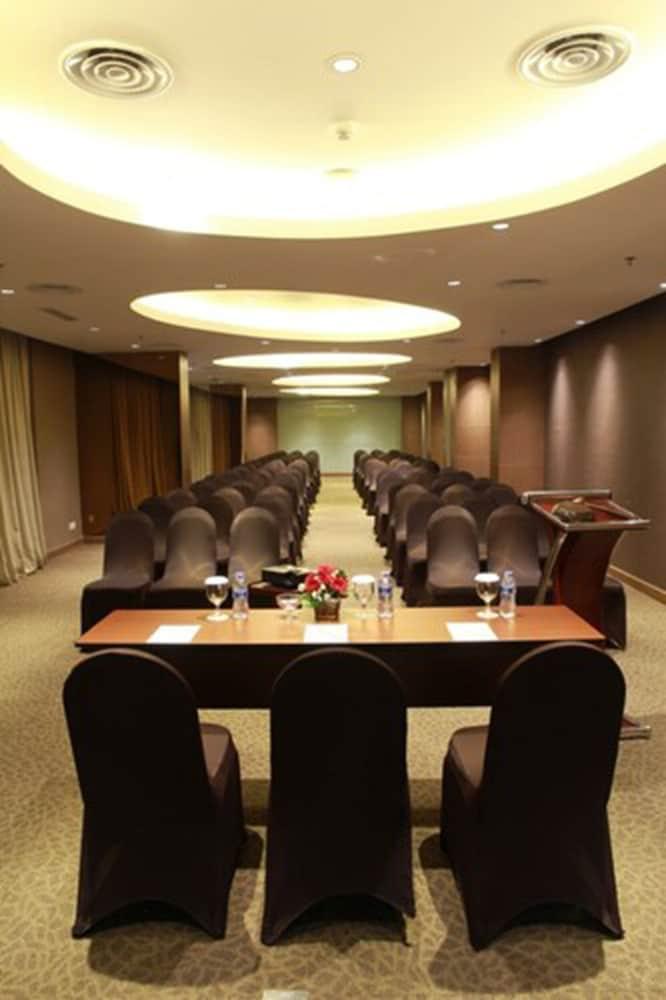 Soll Marina Hotel Serpong Eksteriør bilde