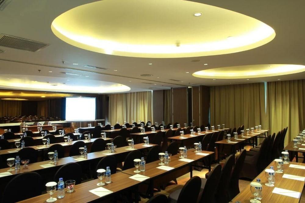 Soll Marina Hotel Serpong Eksteriør bilde