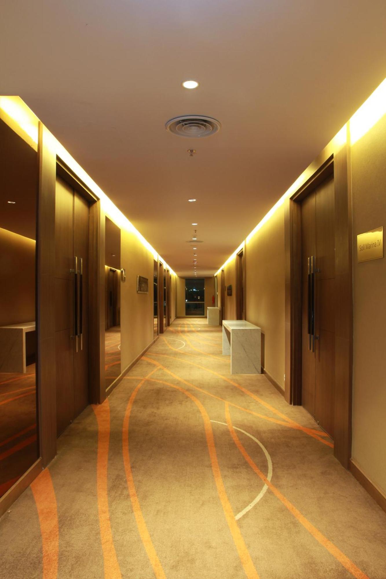 Soll Marina Hotel Serpong Eksteriør bilde