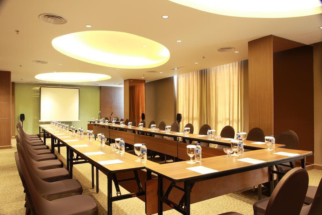Soll Marina Hotel Serpong Eksteriør bilde