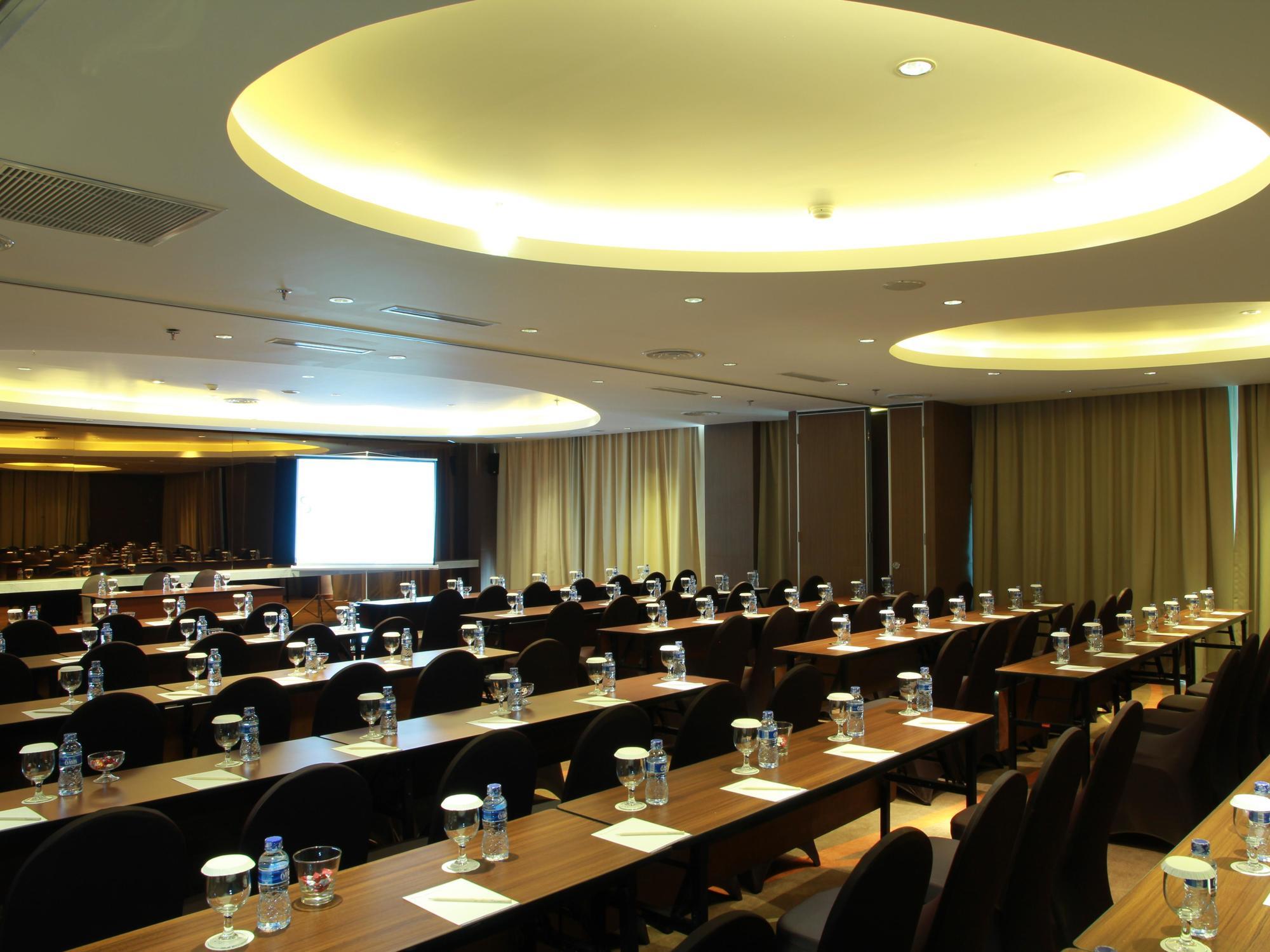 Soll Marina Hotel Serpong Eksteriør bilde